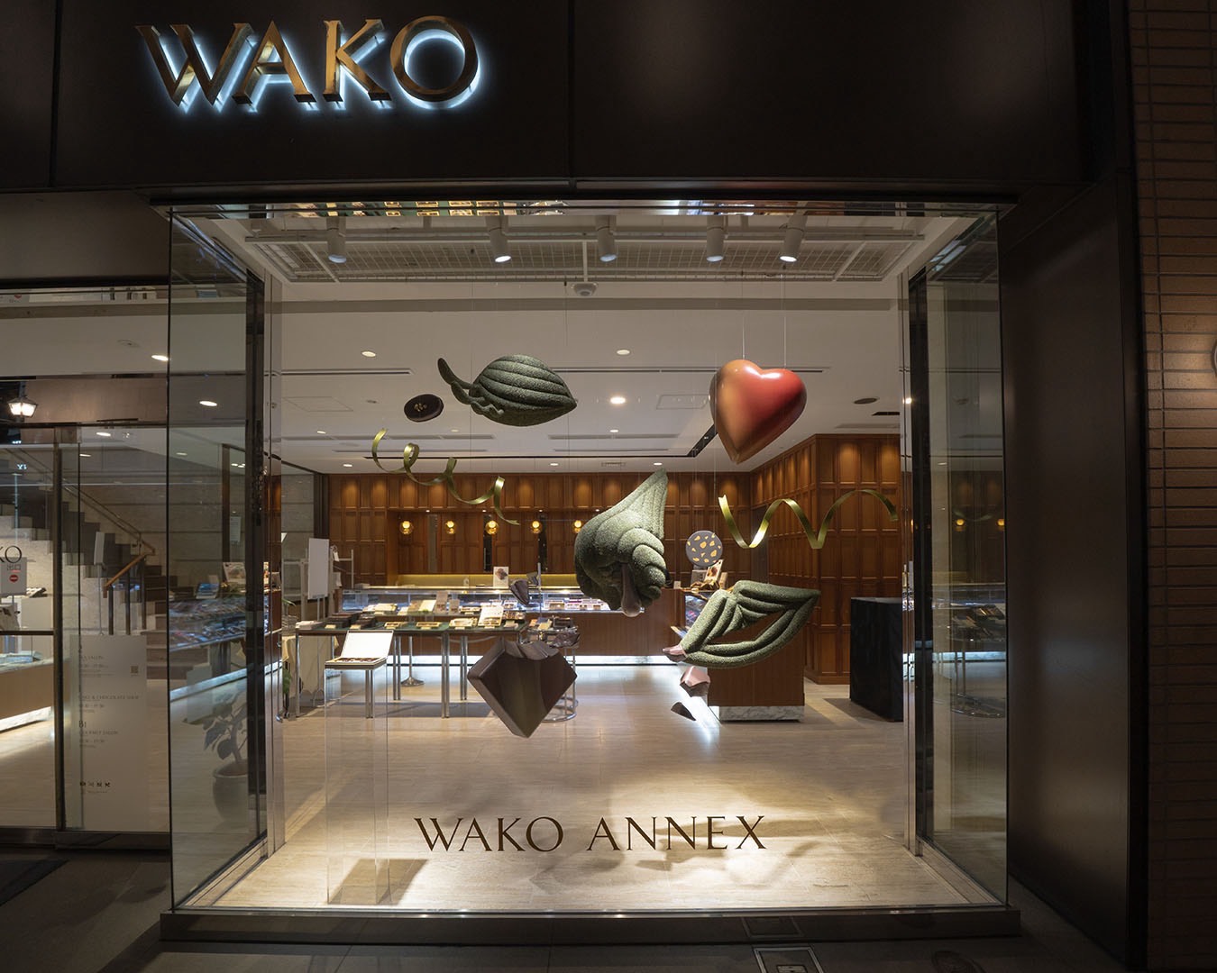 銀座・和光アネックス ティーサロン のディスプレイを学生がデザイン 。